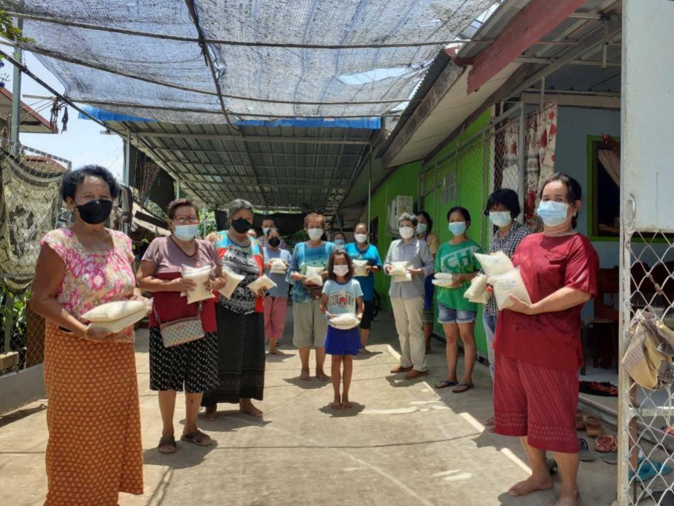 เทศบาลตำบลศรีธาตุ ขอขอบพระคุณ ผู้ให้การสนับสนุน ถุงยังชีพและสิ่งของอุปโภคบริโภคที่จำเป็น แก่ผู้ที่กักตัวตัวที่บ้านและสถานที่กักตัวของเทศบาลตำบลศรีธาตุ